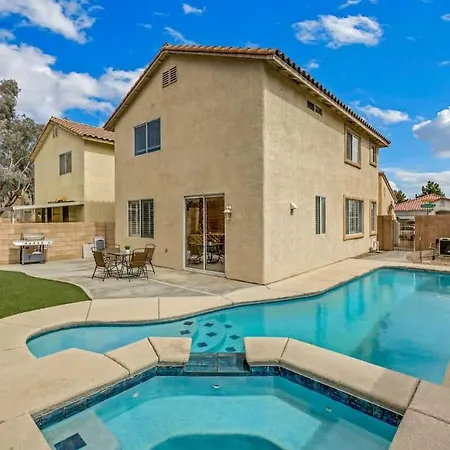The Designer House With Heated Pool And 10 Min To Strip Great For Family Villa
